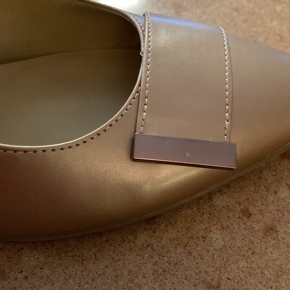 “NATURALIZER “ Gold sling back heels. Perfect for office. Excellent condition. - Picture 8 of 13